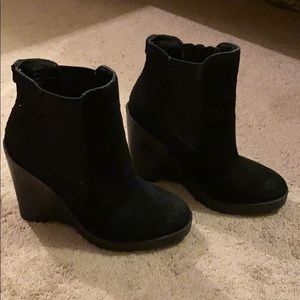 Black wedge boot